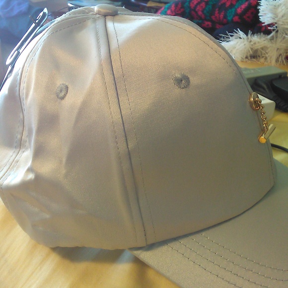 BNWT LADIES/ GIRLS GRAY SATINY HAT W/ GOLD HARDWARE ( FLAW, MISSING A BALL) - Picture 5 of 8